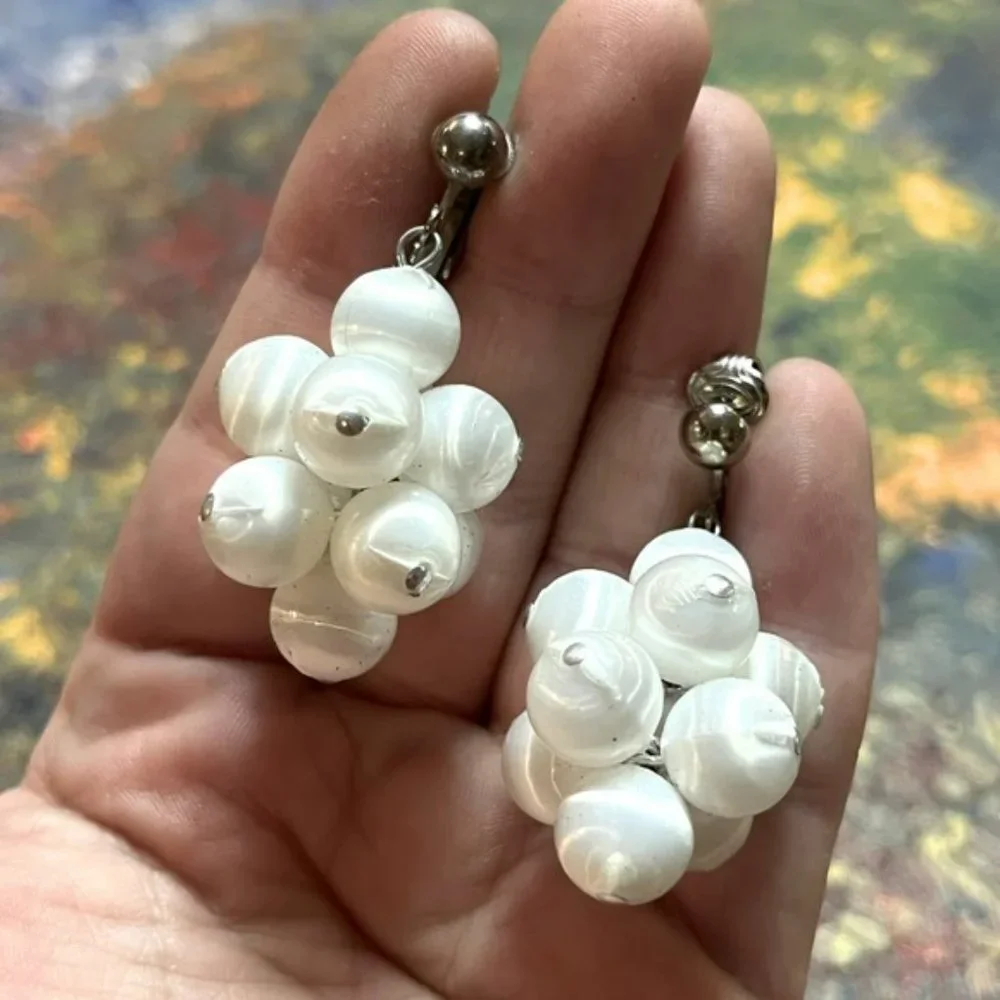 VTG Sarah Coventry Silver Tone Metal White Plastic Beaded Clip-on Earrings